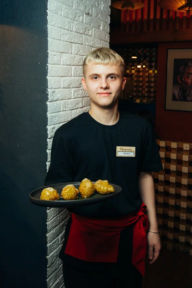 Официант с блюдом ресторана
